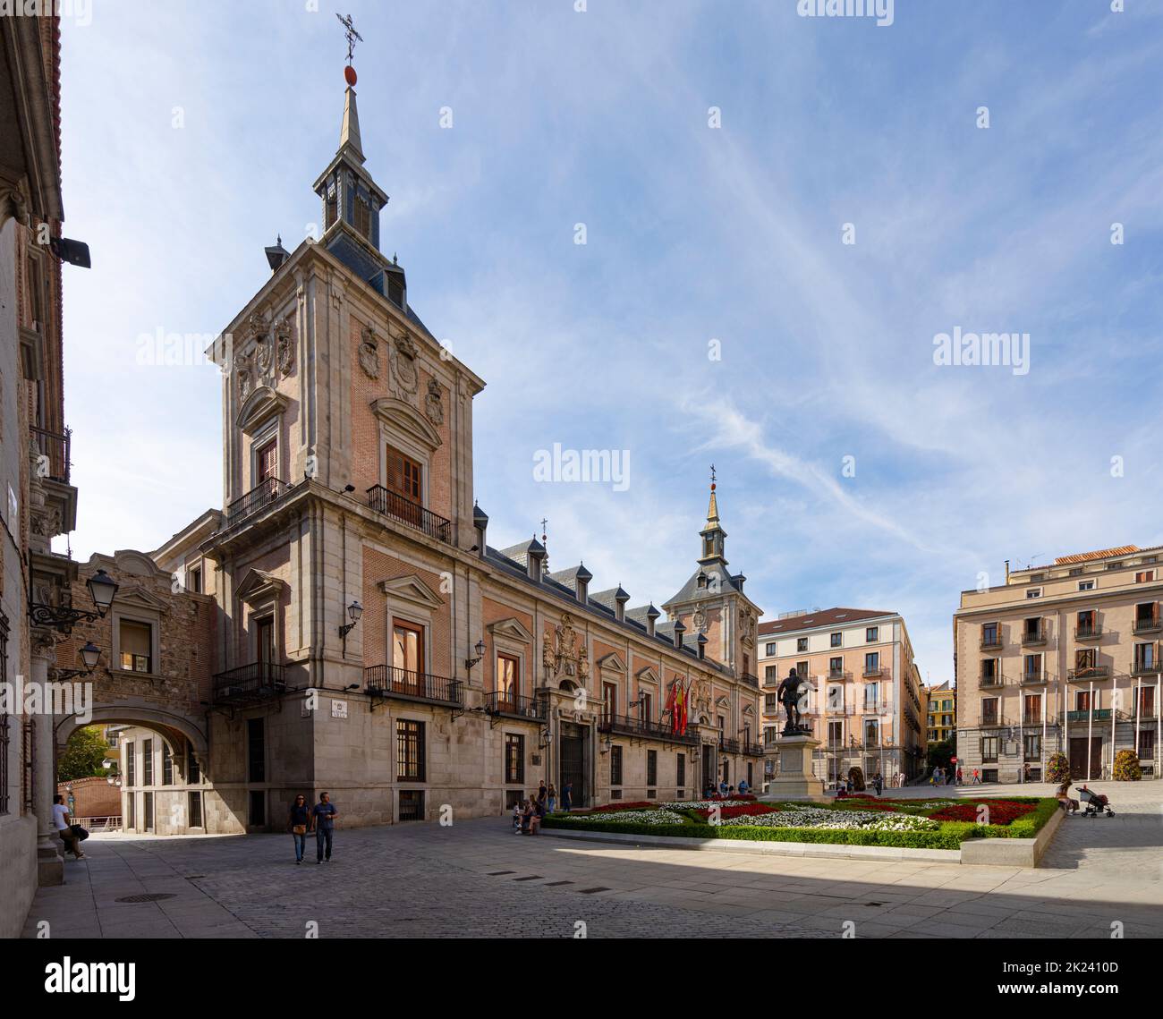 Madrid, Spanien, September 2022. Casa de la Villa Gebäude auf dem gleichen Platz im Stadtzentrum Stockfoto