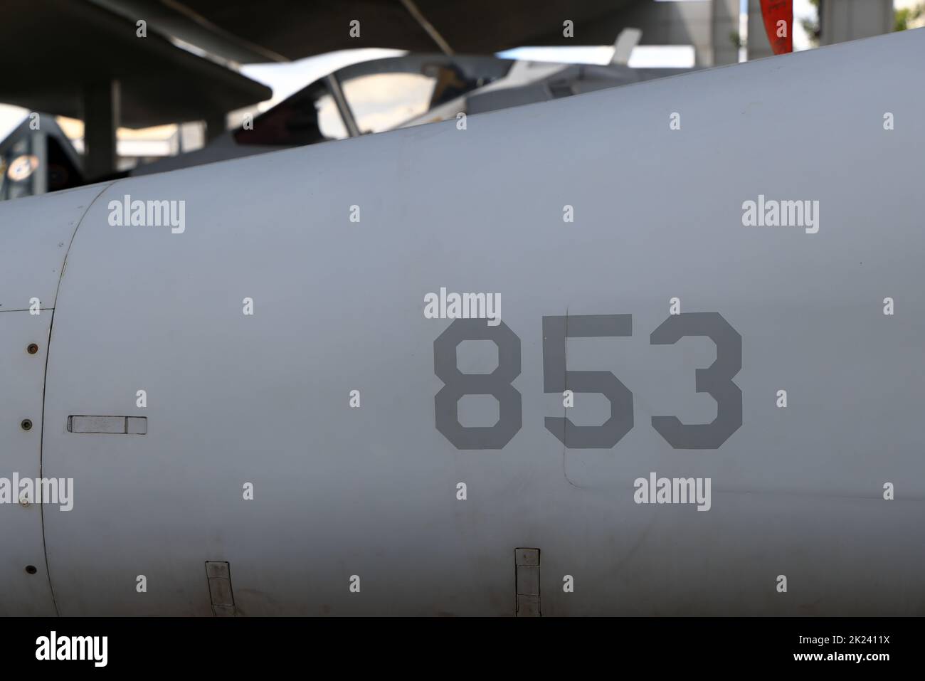 Nummernschild auf dem modernen Kriegsflugzeug, Nummernschild auf dem Rumpf des modernen Düsenjägers, Nummernaufkleber auf dem Flugzeug. Stockfoto