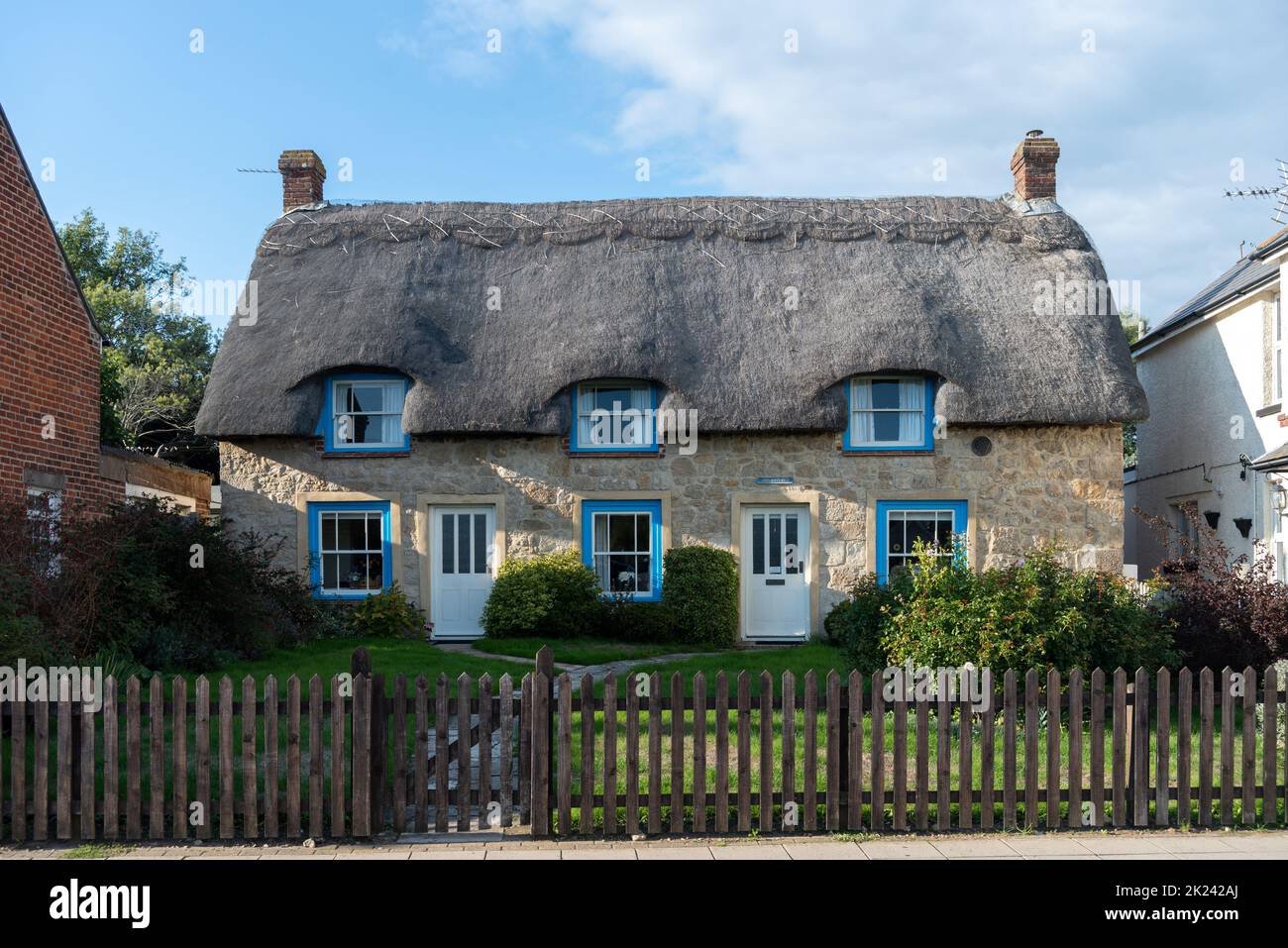 Traditionelle reetgedeckte Häuser im alten Stil auf der Isle of Wight, England. Stockfoto