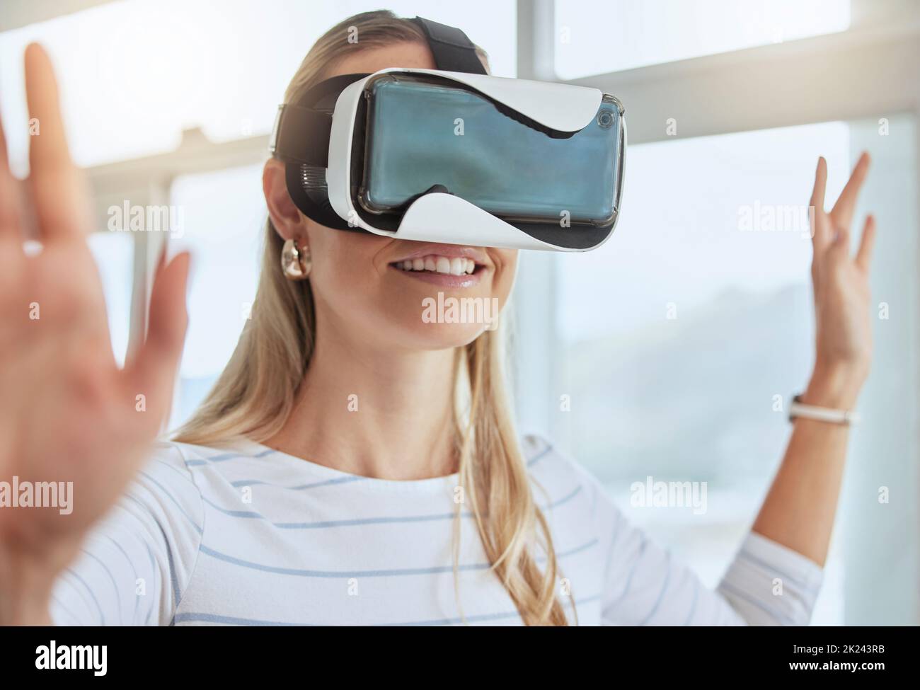 Virtual Reality, Metaverse und glückliche Frau entspannen und spielen vr Brille interaktives Spiel mit futuristischer Technologie zu Hause. Zukunft, iot und Stockfoto