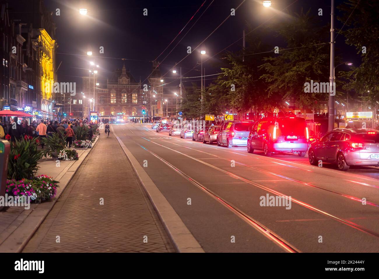 Amsterdam, Nederland - September, 2022: Wunderschöne nächtliche Skyline in der Stadt Amsterdam in der Nederland. Stockfoto