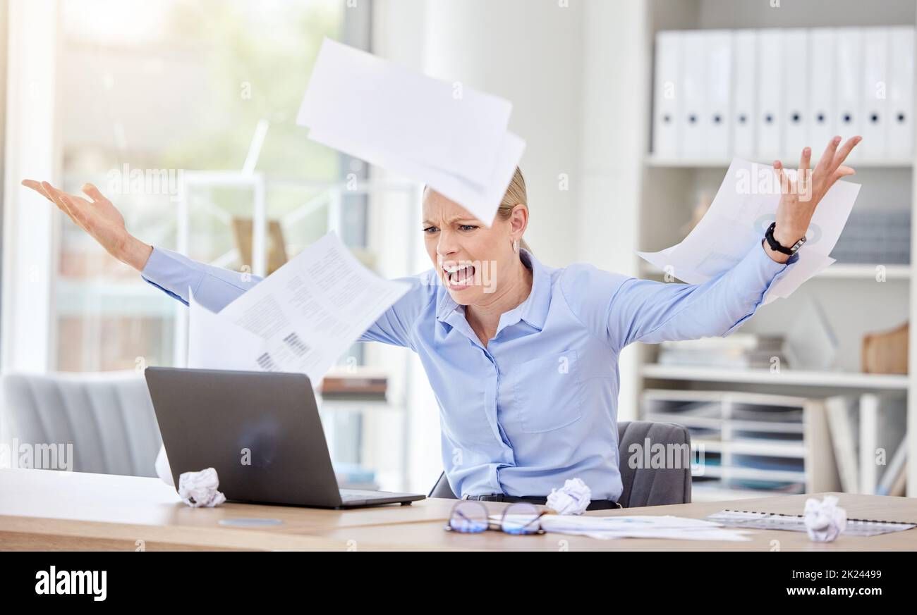 Frau, Laptop und Stress mit fliegendem Papier, Angst und Burnout mit 404-Technologie-Panne in einem Büro. Wütender, frustrierter Arbeiter und Schreien Stockfoto