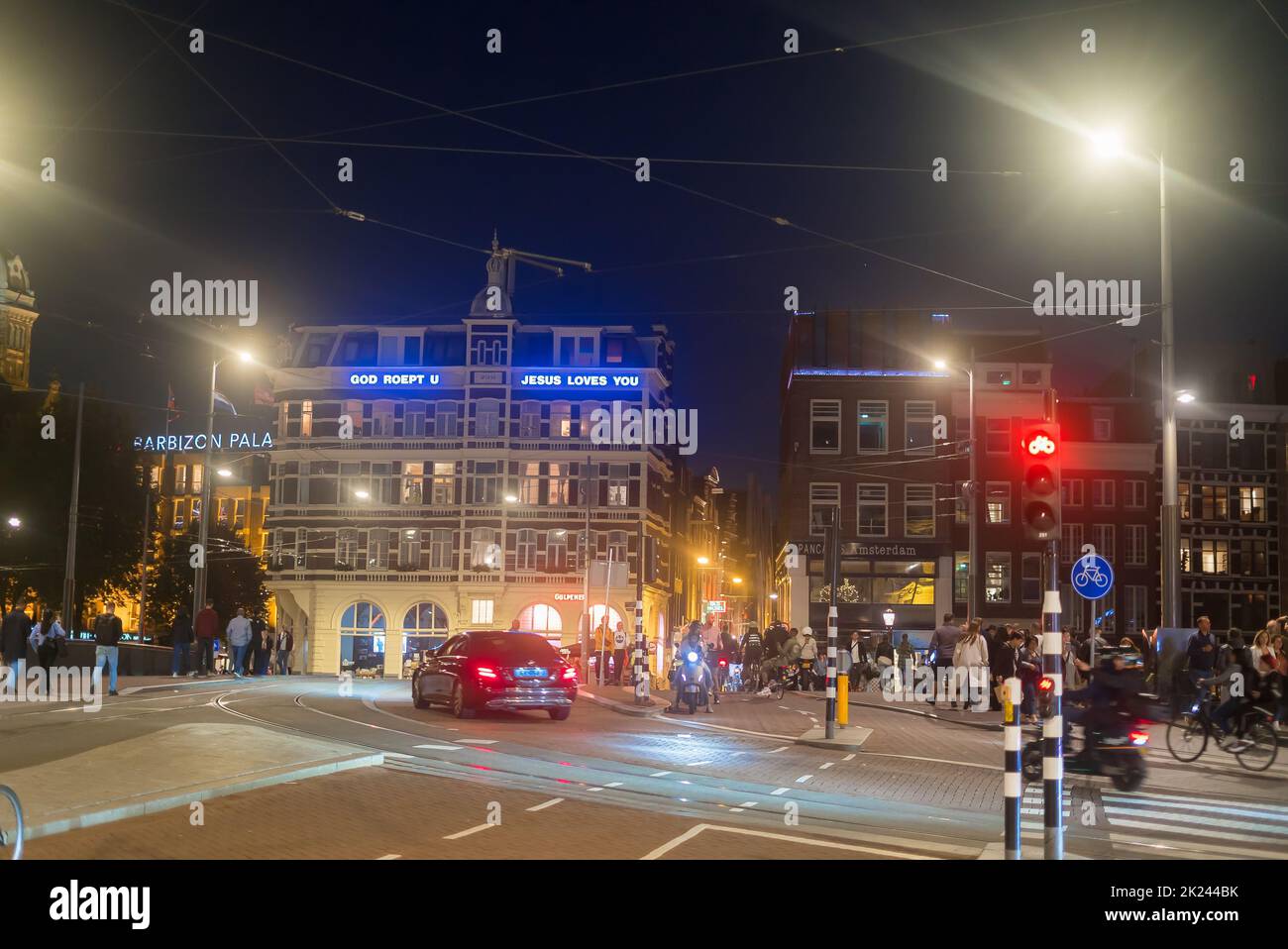 Amsterdam, Nederland - September, 2022: Wunderschöne nächtliche Skyline in der Stadt Amsterdam in der Nederland. Stockfoto
