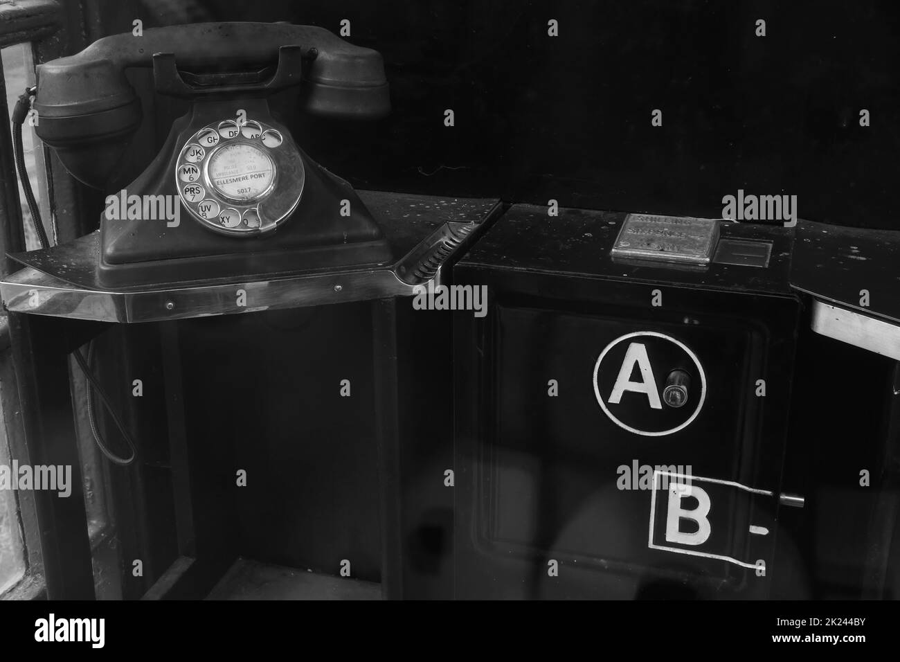 Alte britische 1940er-Telefonzelle mit A- und B-Tasten. Setze Münzen ein, drücke Knopf A, um gehört zu werden, oder Knopf B, um das Geld zurückzubekommen Stockfoto