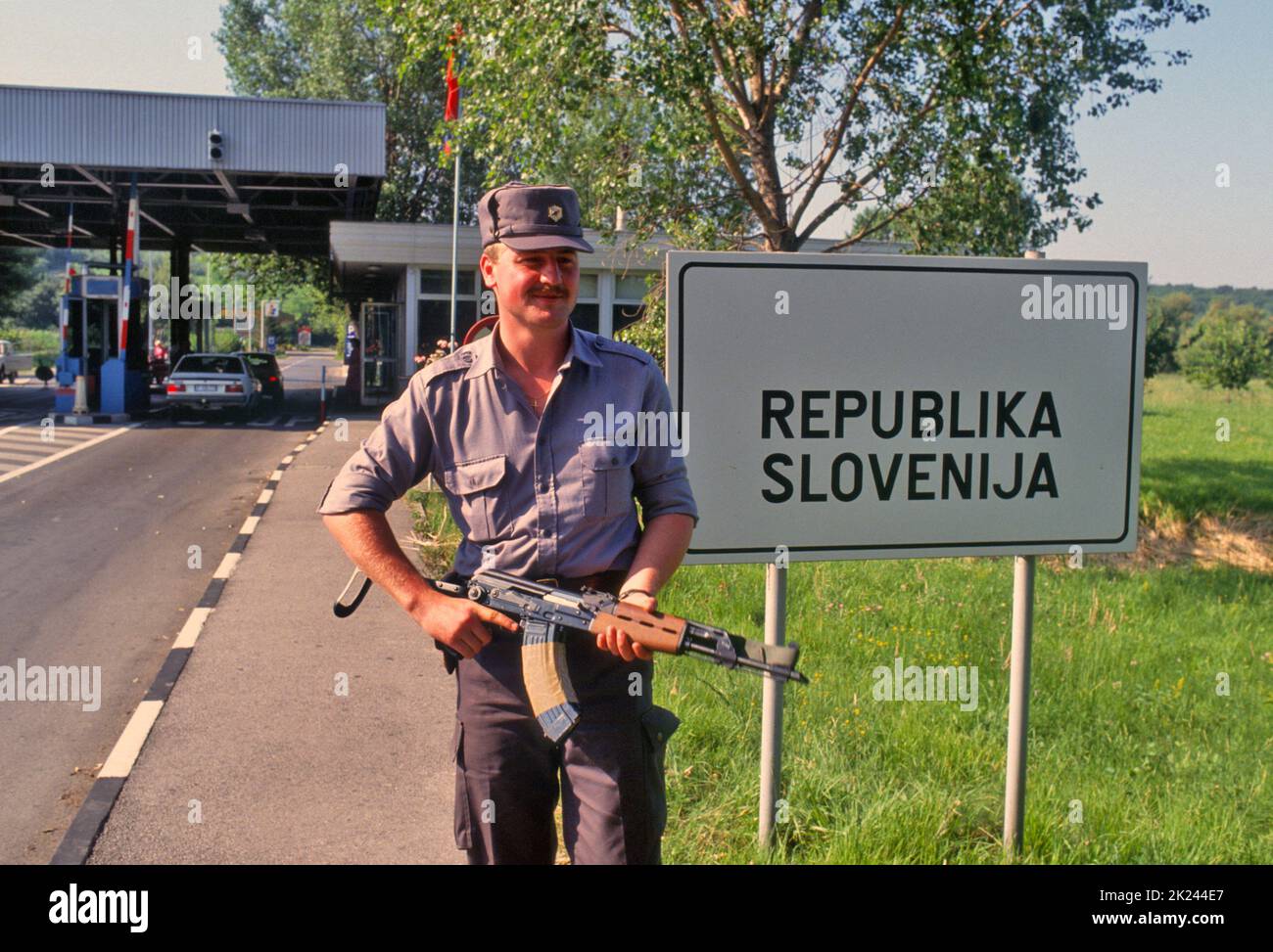 - Slowenische Milizen nehmen während des Unabhängigkeitskrieges von Serbien vom Juli 1991 den Grenzübergang Fernetti mit Italien in Besitz - Miliziani sloveni prendono possesso del valico di Fernetti con l'Italia durante la guerra di indipendenza dalla Serbia del luglio 1991 Stockfoto