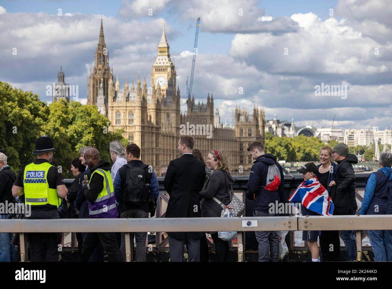 FOTO: JEFF GILBERT auf ihrer 9-stündigen Reise nach Westminster Hall, um der verstorbenen Mona ihre Ehre zu erweisen, steht ein Mitglied der öffentlichen Schlange über die Lambeth Bridge Stockfoto
