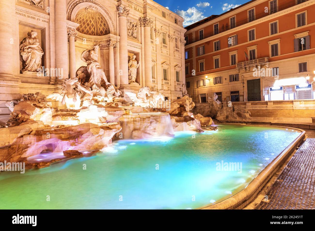 Trevibrunnen und seine schönen Statuen bei Sonnenaufgang, Rom, Italien. Stockfoto