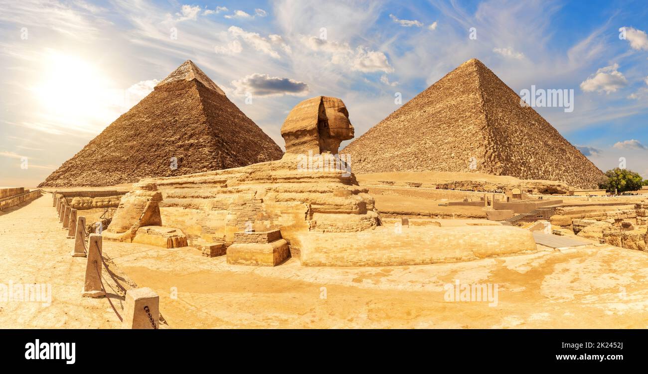 Die Sphinx vor den Pyramiden Ägyptens, schöner Panoramablick. Stockfoto