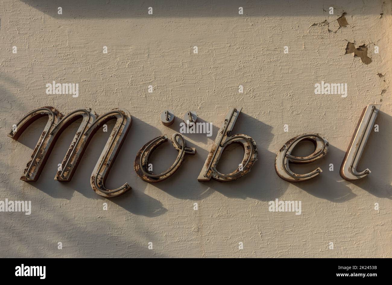 Altes verrosttes Neonschild mit dem Wort Möbel Stockfoto