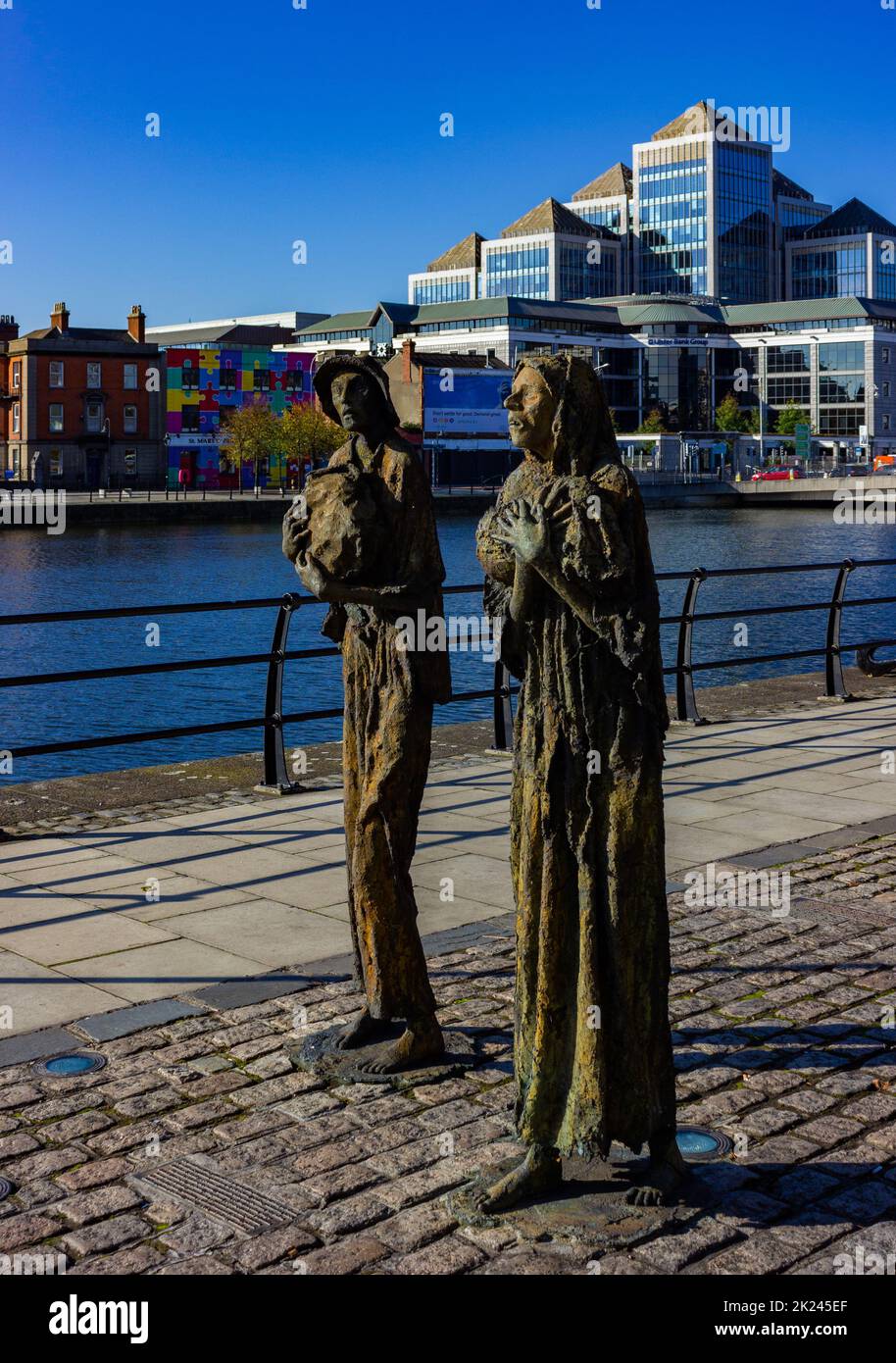 Ein Bild von zwei Statuen des Hungersnot Memorial, in Dublin. Stockfoto