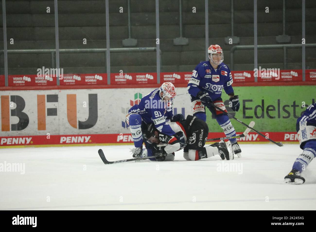 Niedergerungen: Marius Möchel (SERC Wild Wings) vs Mark Olver (Kölner Haie) im Spiel der DEL, 40. Sptg.: SERC Wild Wings gegen Kölner Haie Stockfoto