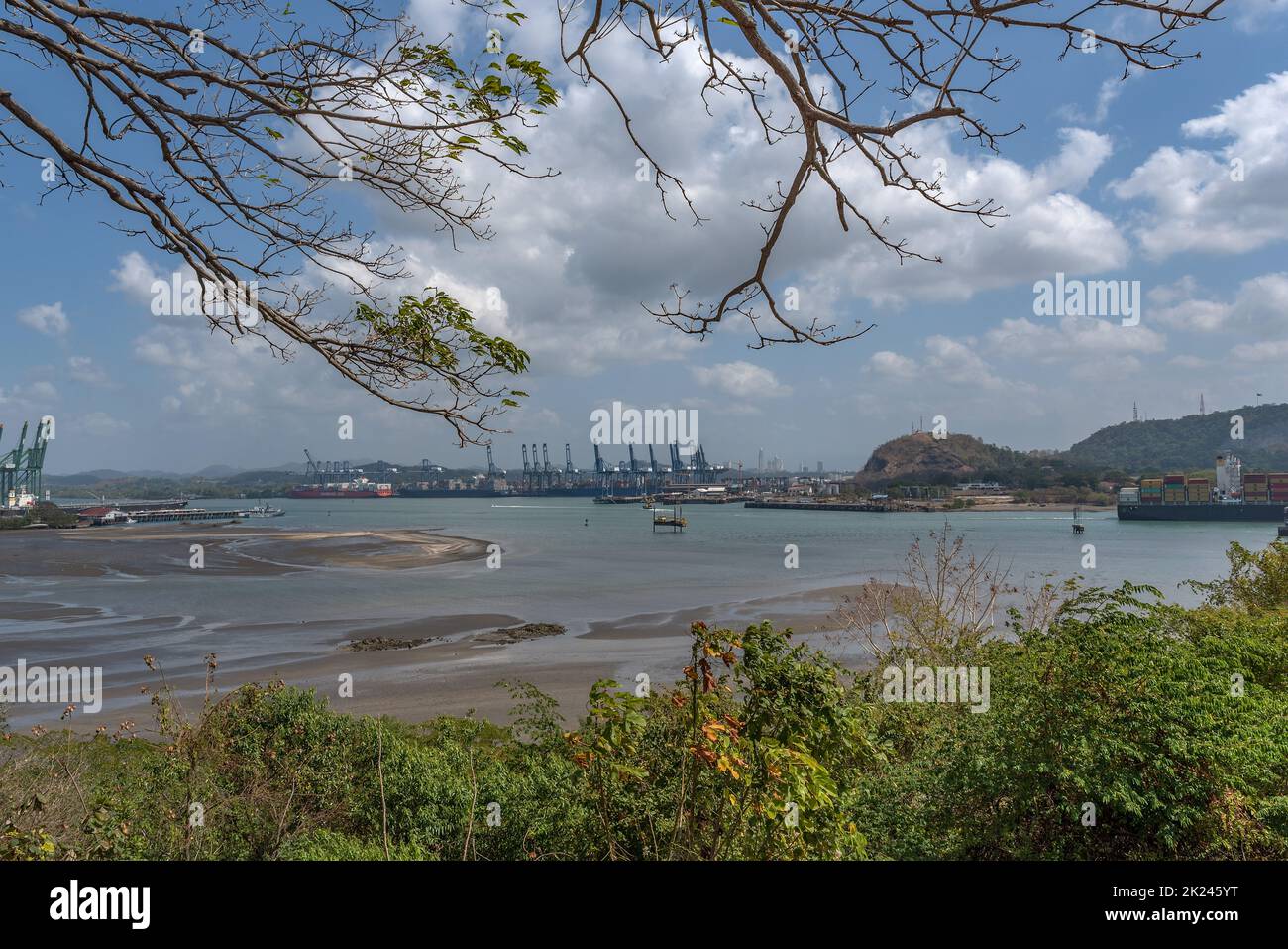 Eingang zum Panamakanal und Container-Ladefläche im Hafen von Balboa Stockfoto