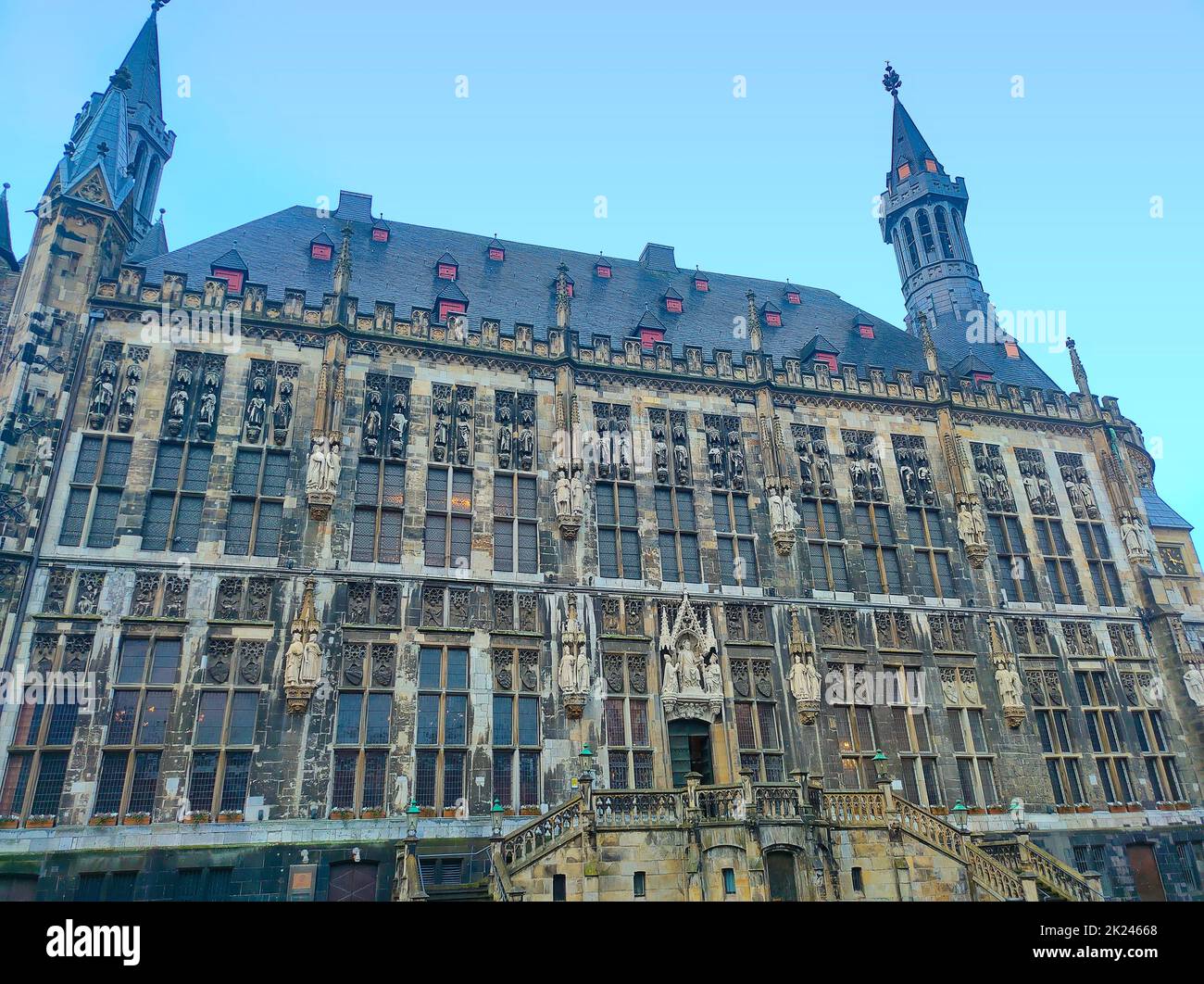 Aachen, Deutschland - das historische Rathaus ist ein prominentes Gebäude in der Nähe des Stadtplatzes. Stockfoto