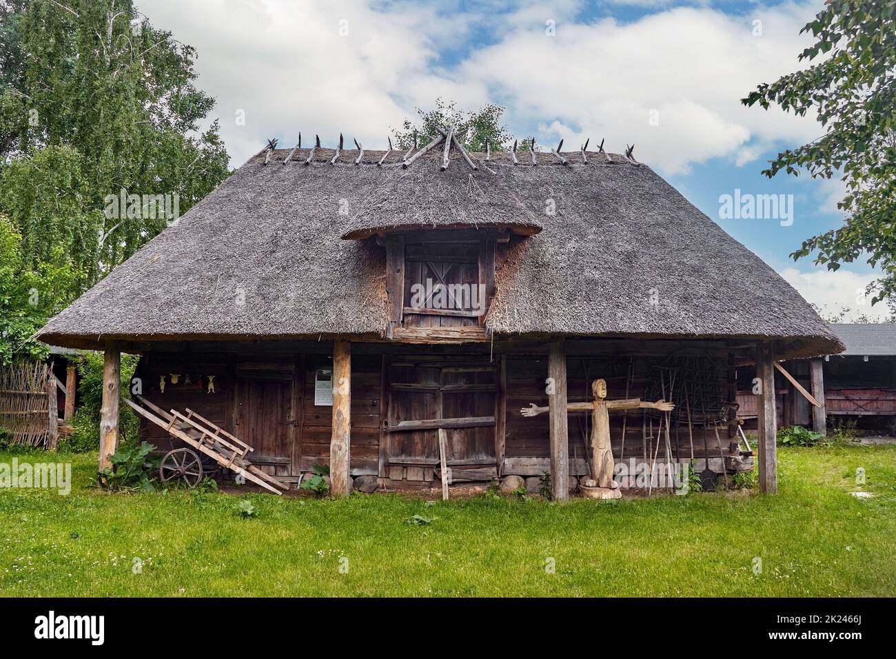 Kuligów, Polen - 06. Juni 2021. Reetgedeckte Holzgebäude in einem Freilichtmuseum. Stockfoto