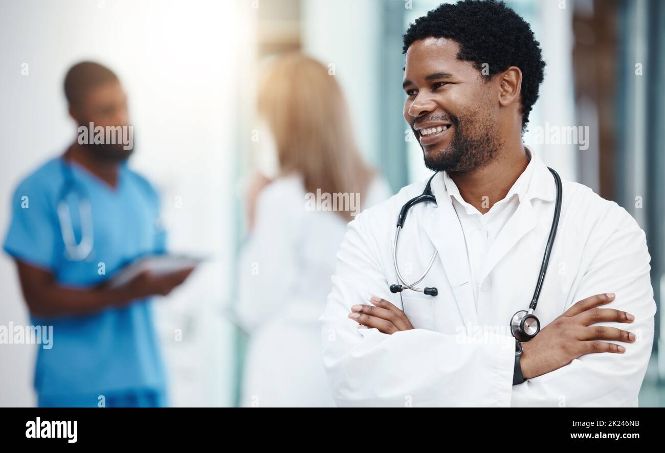 Lächeln Sie schwarzen Mann, glücklicher Arzt und Krankenhausmitarbeiter mit Motivation, Vertrauen und fachkundiger Beratung in der Klinik. Professioneller afrikanischer Arzt, Chirurg Stockfoto