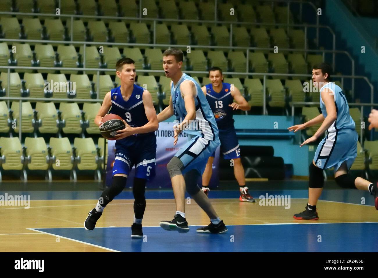 Orenburg, Russland - 13-16. Juni 2019 Jahr: Männer spielen Basketball im interregionalen Finale der Amateur Basketball League im Wolga Federal District Stockfoto