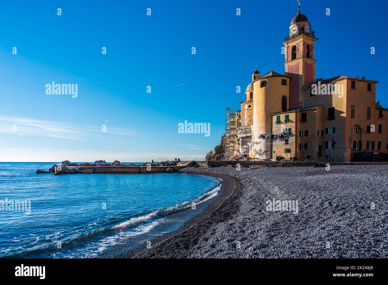 Kirche am Meer, im alten Dorf Camogli, an der italienischen Riviera Stockfoto