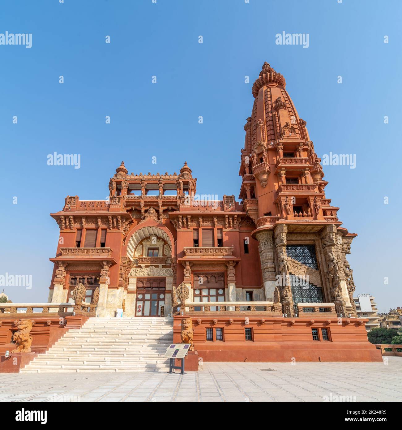 Blick auf die Vorderfassade des Baron Empain Palace, einem historischen Herrenhaus, das vom kambodschanischen Hindu-Tempel Angkor Wat inspiriert wurde und sich in Heliopolis befindet Stockfoto