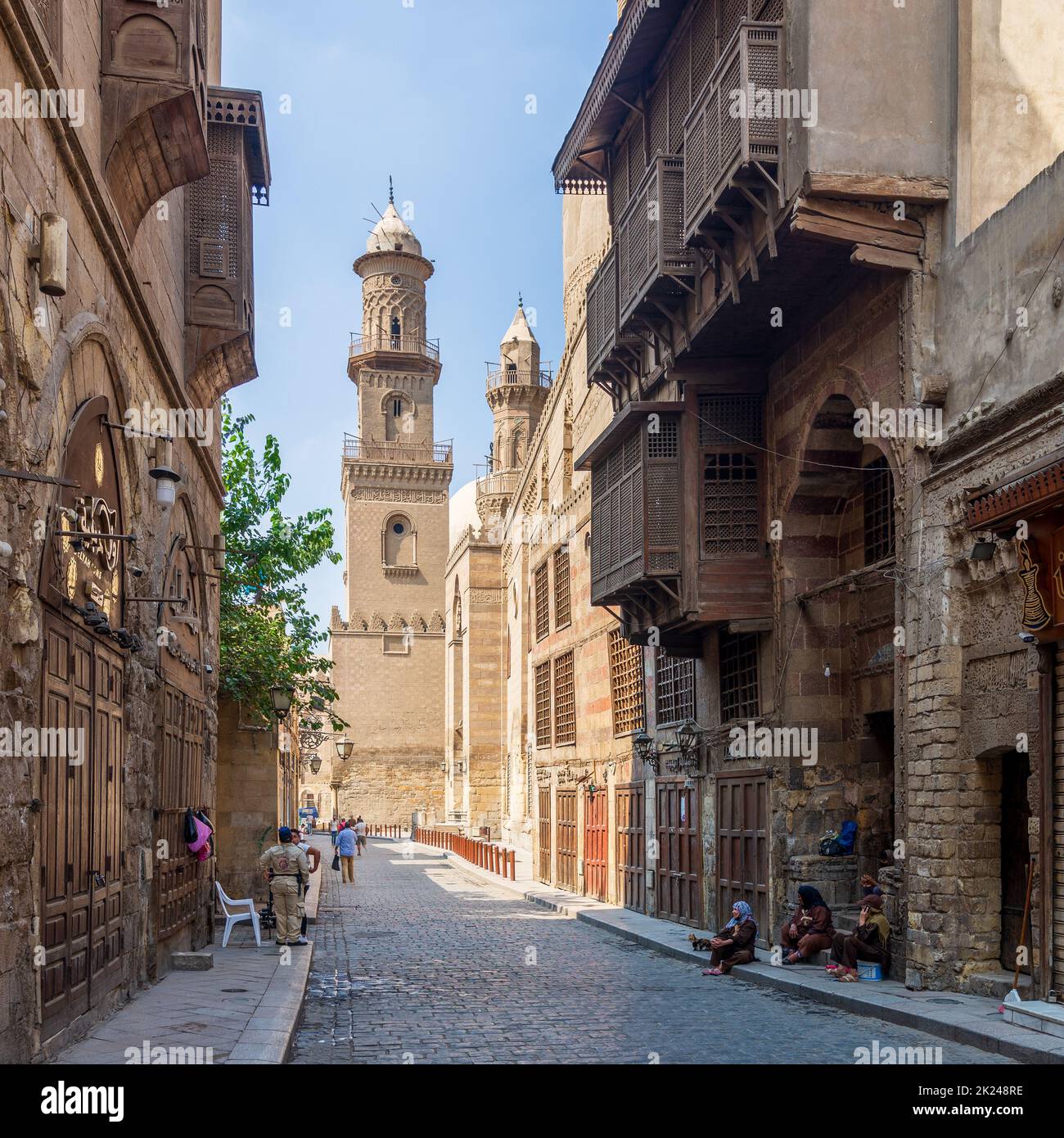 Kairo, Ägypten - 26 2020. Juni: Moez Street mit Arbeitern, wenigen lokalen Besuchern und Minarett des Qalawun-Komplexes historischen Gebäudes, während Covid-19 Lockdown pe Stockfoto