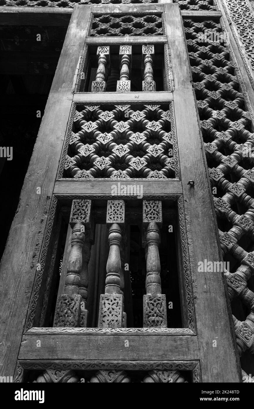 Schwarz und weiß Winkel Ansicht von Holz geschnitzten Dekorationen Verschachtelte hölzerne Tür - Maschrabiya - im verlassenen Gebäude Stockfoto