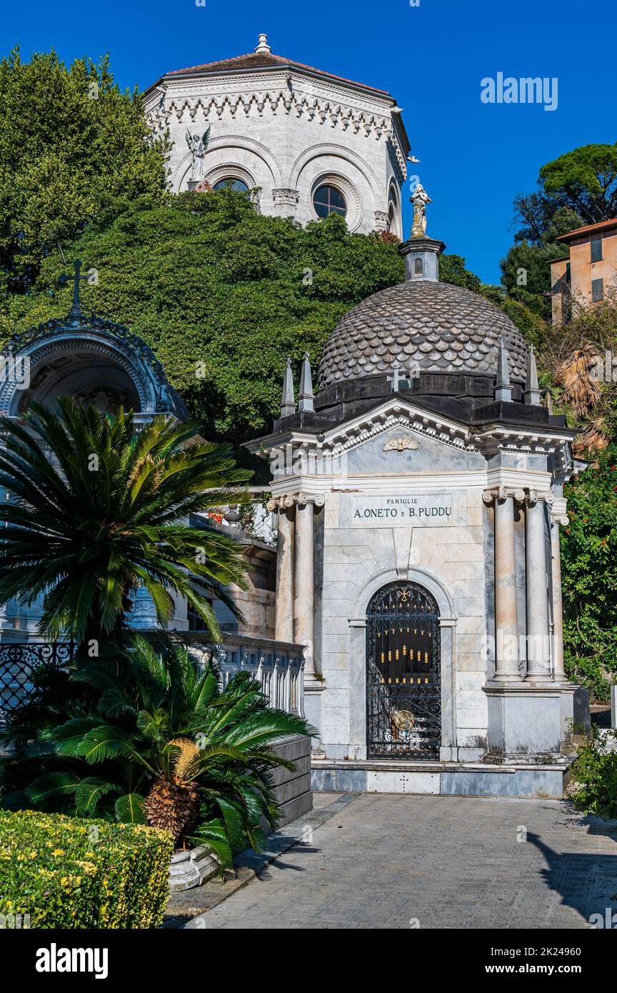 Friedhof mit monumentalen Kapellen in Zoagli, maritimes Dorf an der italienischen Riviera Stockfoto