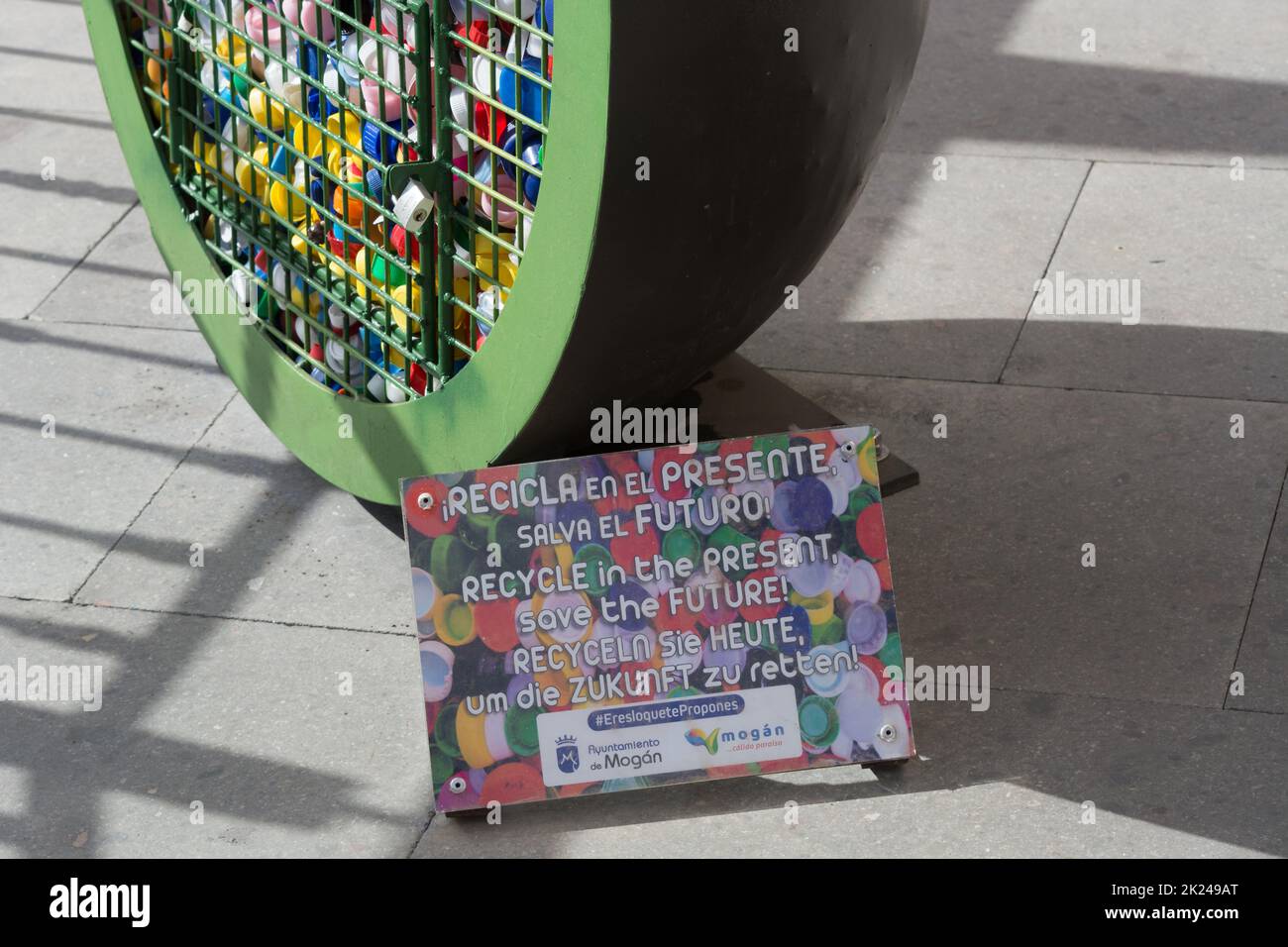 CRAN CANARIA, MOGAN - 15. NOVEMBER 2019: Sammeln Sie Plastikflaschen-Kappen für einen guten Zweck und für eine saubere Umwelt Stockfoto