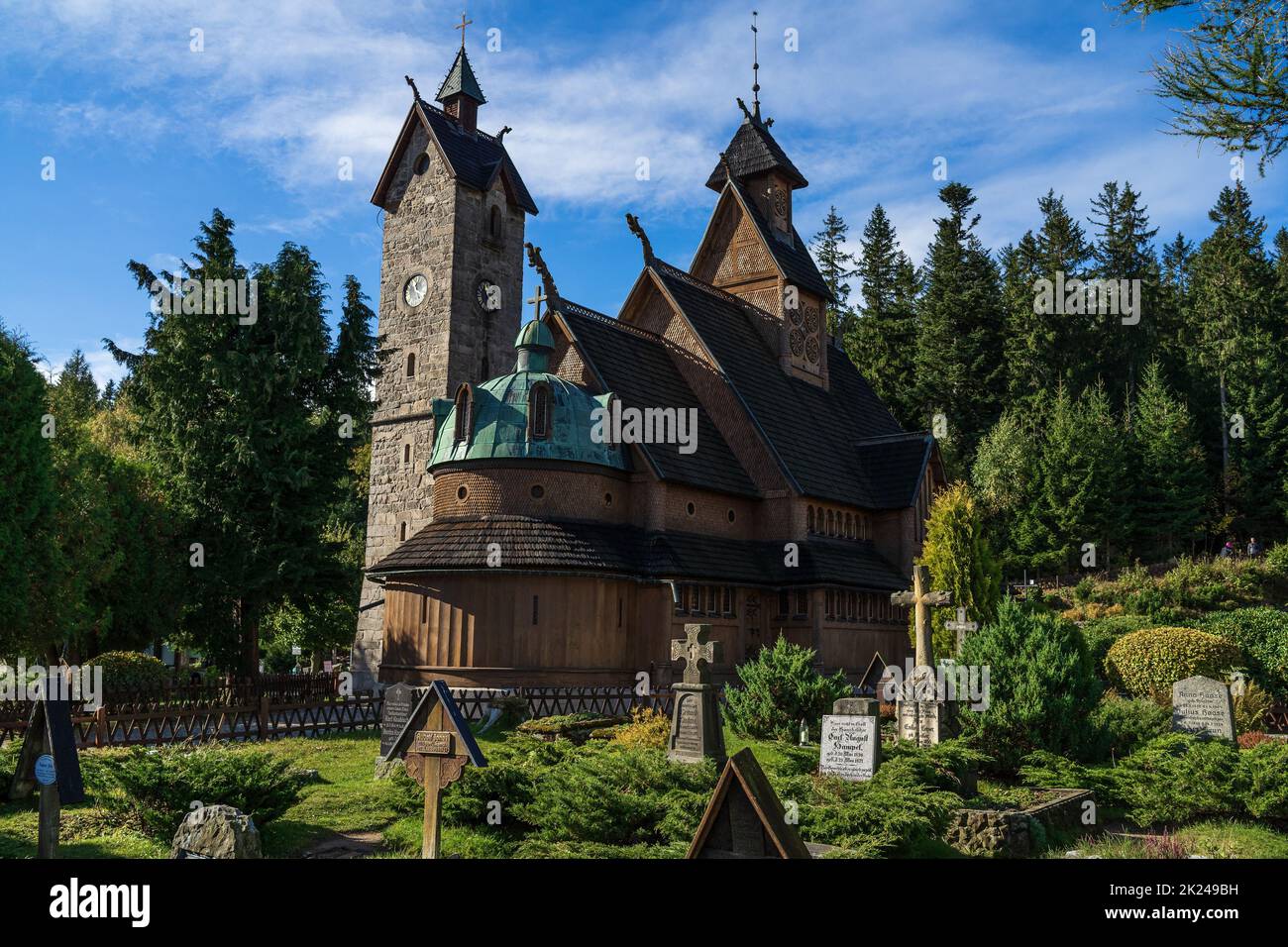 KARPACZ, POLEN - 11. OKTOBER 2021: Stabkirche Vang. Eine Stabkirche, die von König Friedrich Wilhelm IV. Von Preußen gekauft und von VA übertragen wurde Stockfoto