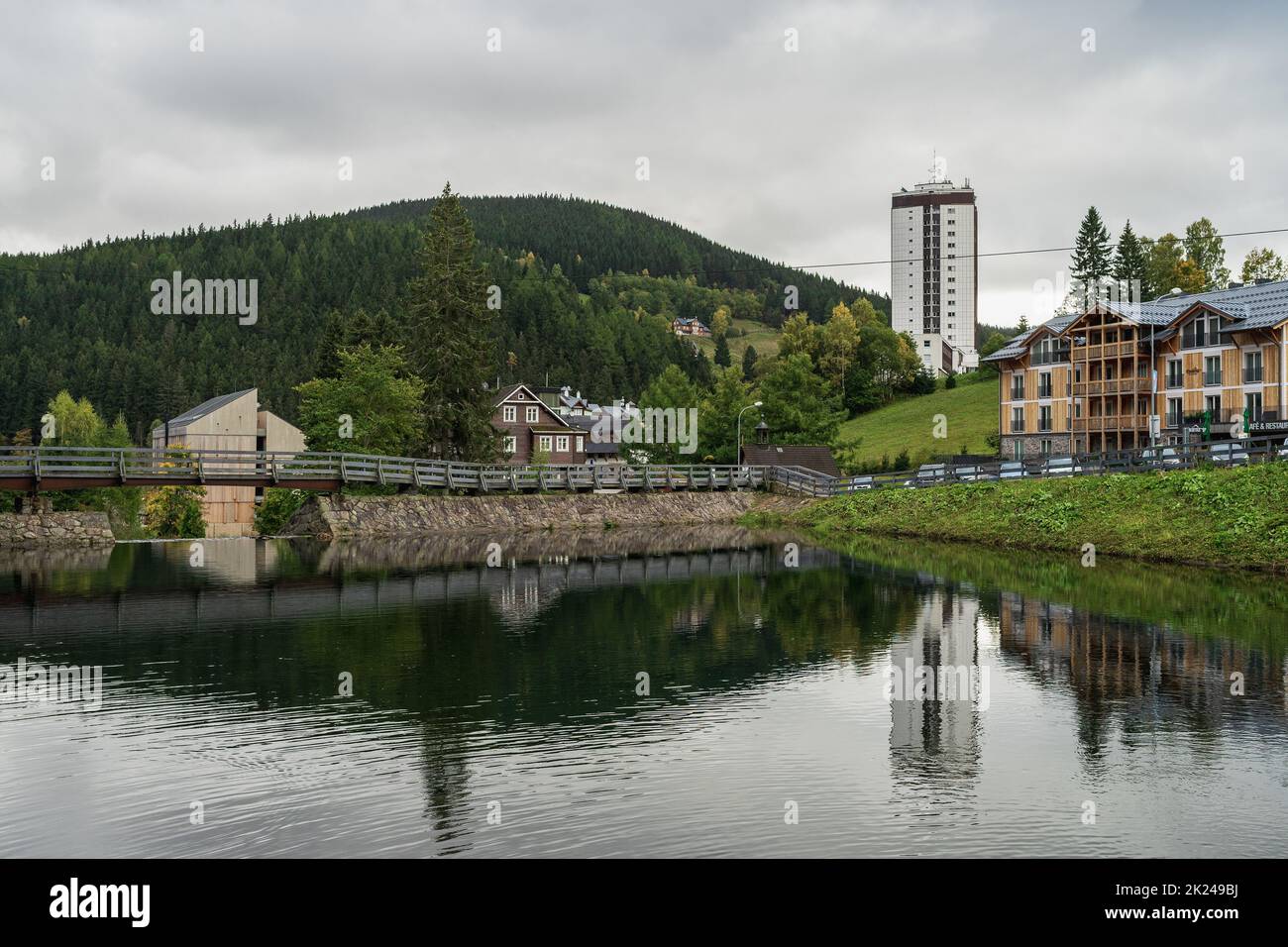 PEC POD SNEZKOU, TSCHECHISCHE REPUBLIK - 13. OKTOBER 2021: Der Fluss Upa und die kleine Stadt Pec pod Snezkou. Riesengebirge (Karkonosze). Stockfoto