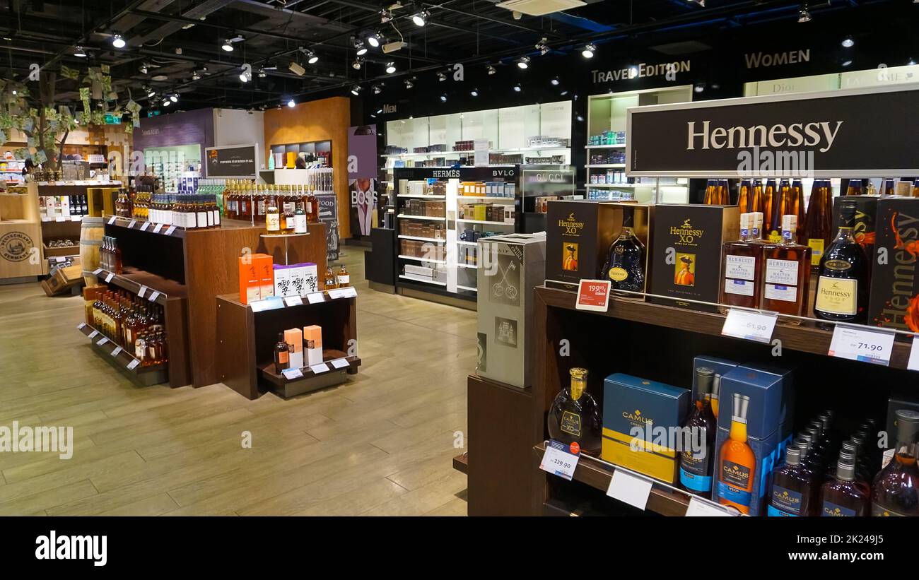 Dortmund, Deutschland - 28. Dezember 2021: Hennessy extra alter Cognac im Ladenregal in Dortmund, Deutschland - 28. Dezember 2021. Jas Hennessy verkauft etwa 50 Stockfoto