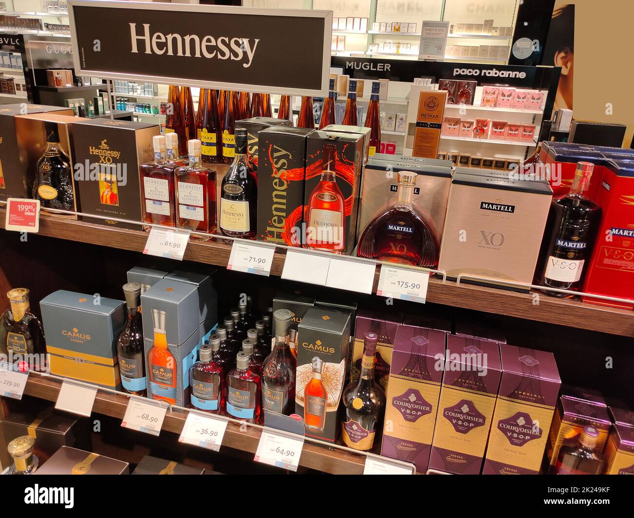 Dortmund, Deutschland - 28. Dezember 2021: Hennessy extra alter Cognac im Ladenregal in Dortmund, Deutschland - 28. Dezember 2021. Jas Hennessy verkauft etwa 50 Stockfoto