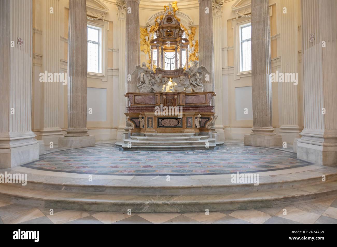 VENARIA REALE, ITALIEN - um Januar 2022: Barocker katholischer Kirchenaltar. Altes religiöses Gebäude im Inneren. Stockfoto
