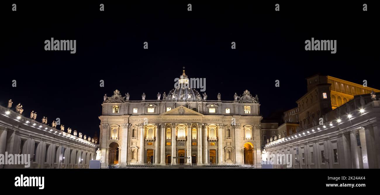 Päpstliche Basilika St. Peter in der Vatikanstadt bei Nacht beleuchtet, entworfen von Michelangelo und Bernini Stockfoto