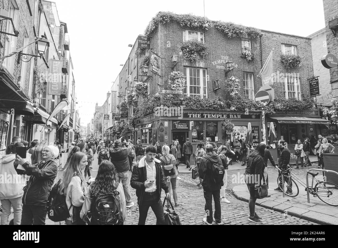 Temple Bar ist ein geschäftiges Flussviertel, das sich über gepflasterte Fußgängerzonen erstreckt. Die Temple Bar ist ein berühmter Pub mit Live-Musik und einer lebhaften Menge. Stockfoto