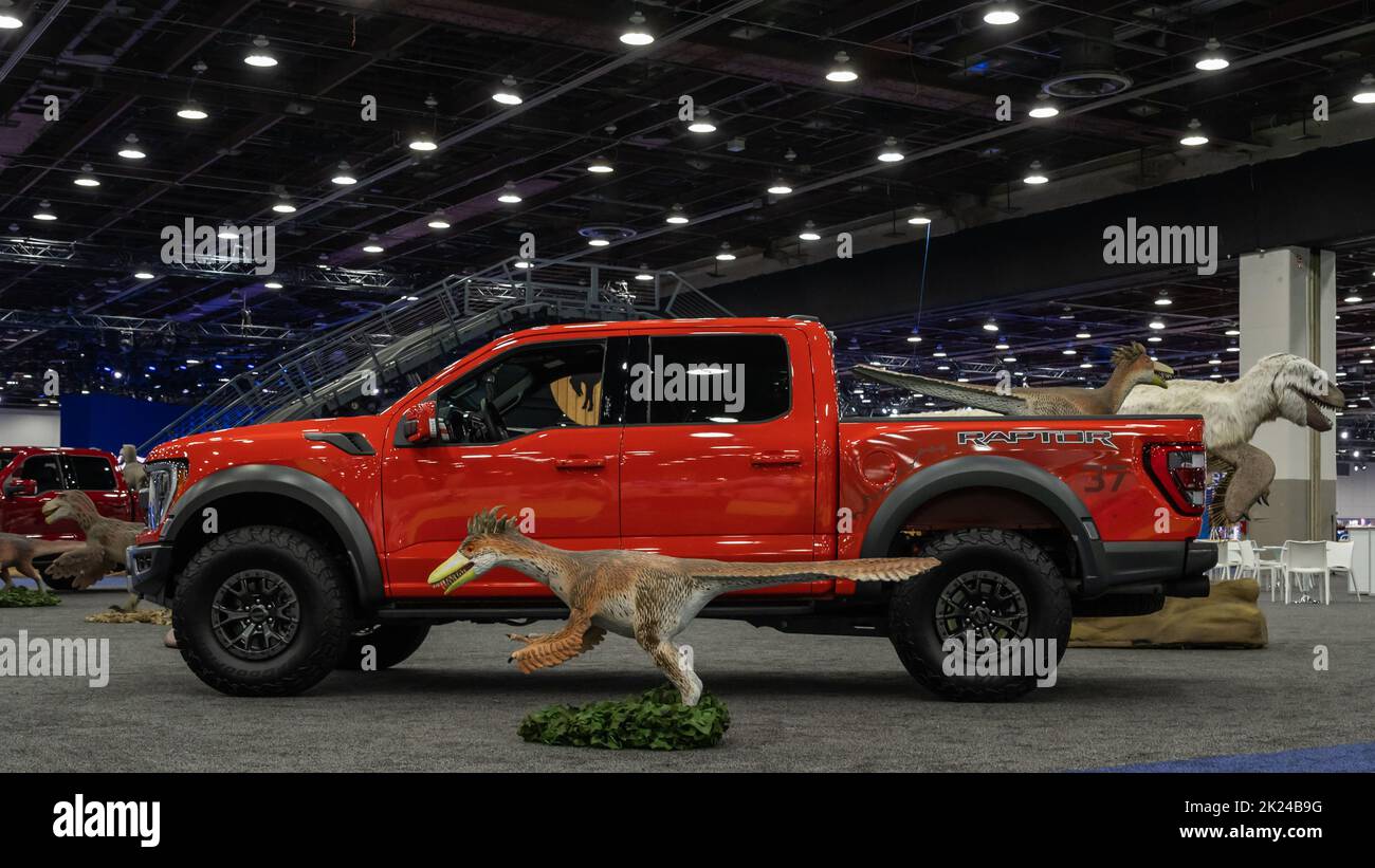 DETROIT, MI/USA - 14. SEPTEMBER 2022: Ein Ford F-150 Raptor Truck mit anstampfenden Dinosauriern auf der North American International Detroit Auto Show (NAIAS Stockfoto