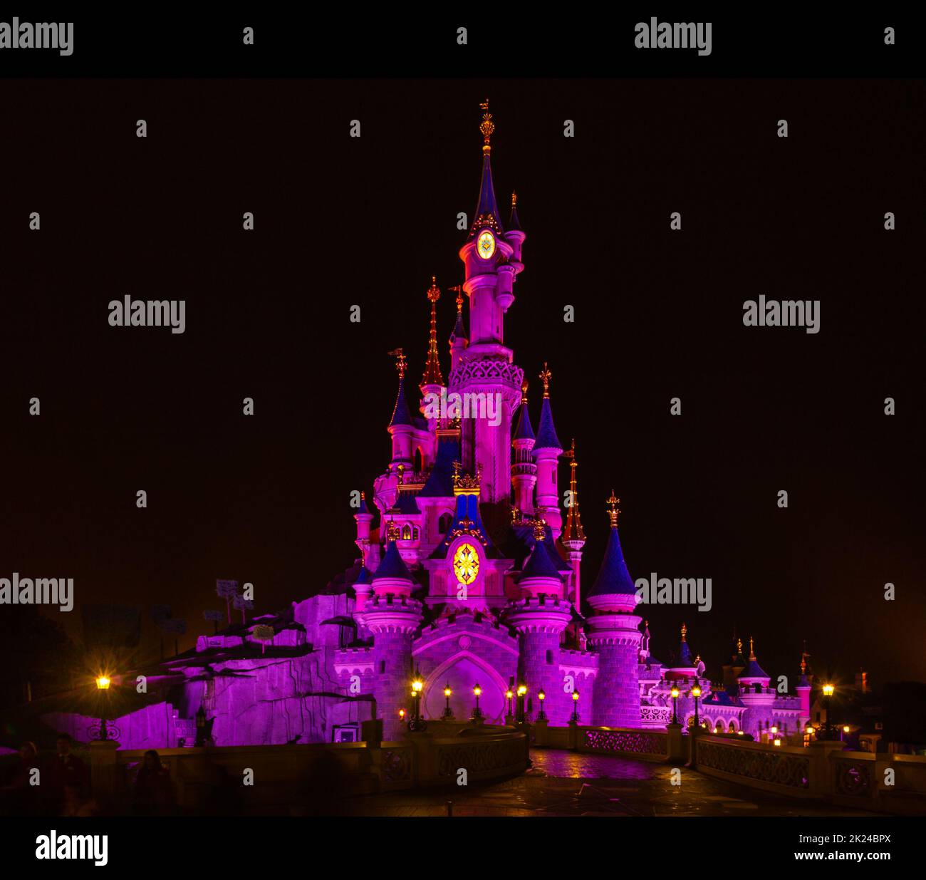 Ein Bild des Dornröschenschlosses von Disneyland Paris, bei Nacht. Stockfoto