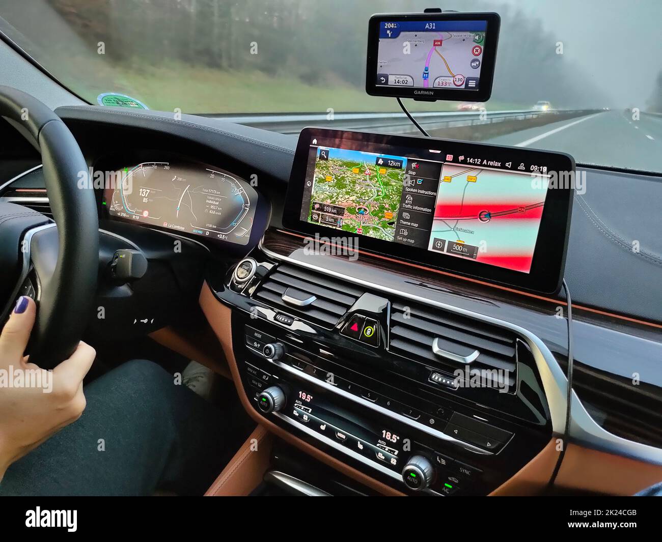 Dortmund, Deutschland - 28. Dezember 2021: Technologie im Auto mit GPS-Navigator für Kombination mit Innenarchitektur in Luxuswagen Stockfoto