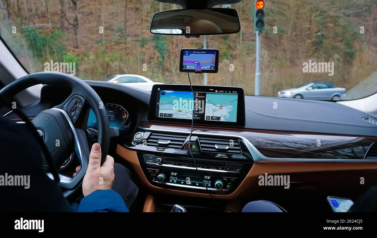 Dortmund, Deutschland - 28. Dezember 2021: Technologie im Auto mit GPS-Navigator für Kombination mit Innenarchitektur in Luxuswagen Stockfoto
