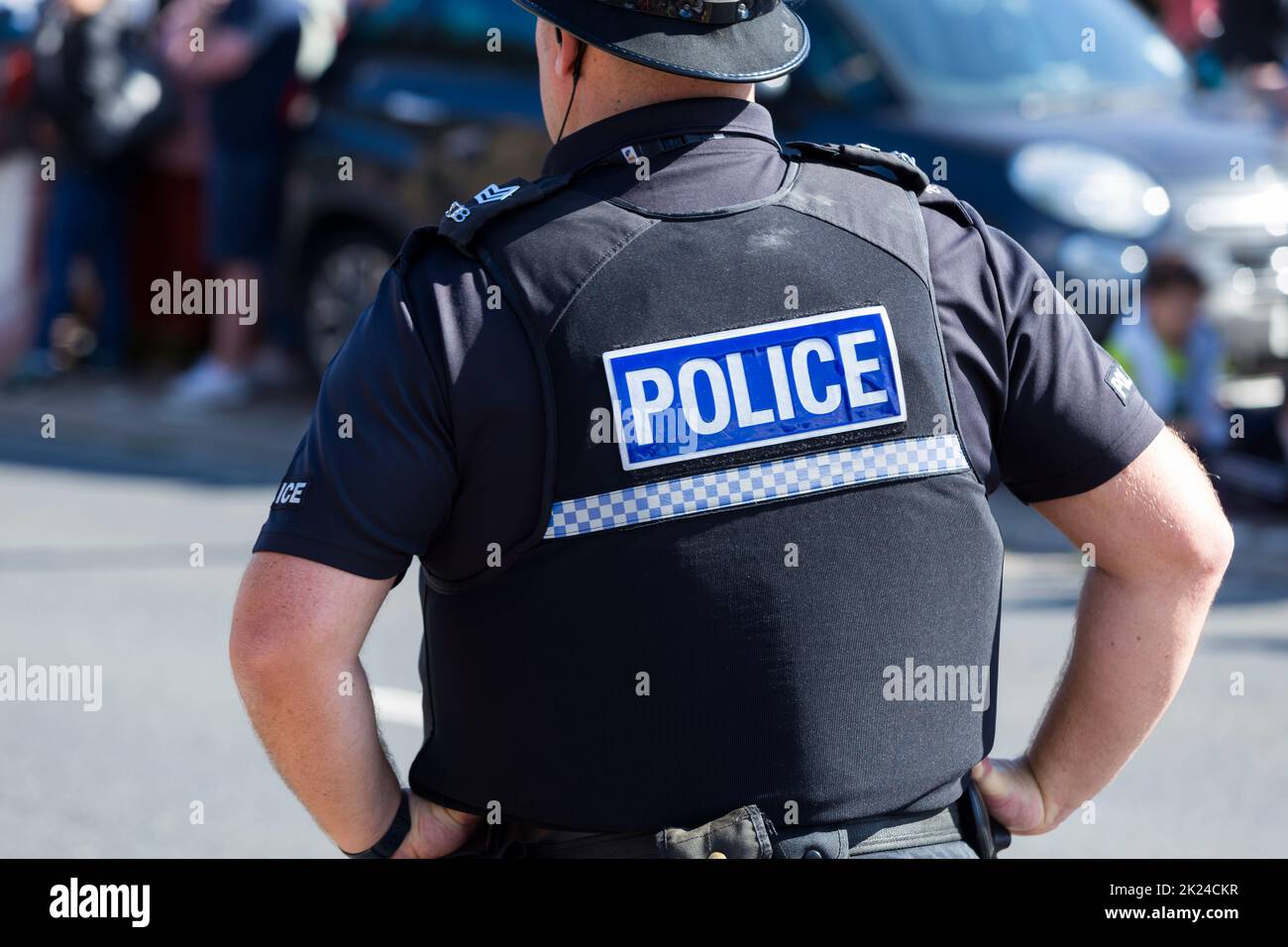 Polizist/Polizist, der bei einer öffentlichen Veranstaltung im Dienst ist und eine stechfeste Weste trägt, die Teil seiner Uniform ist. London. UK(132) Stockfoto