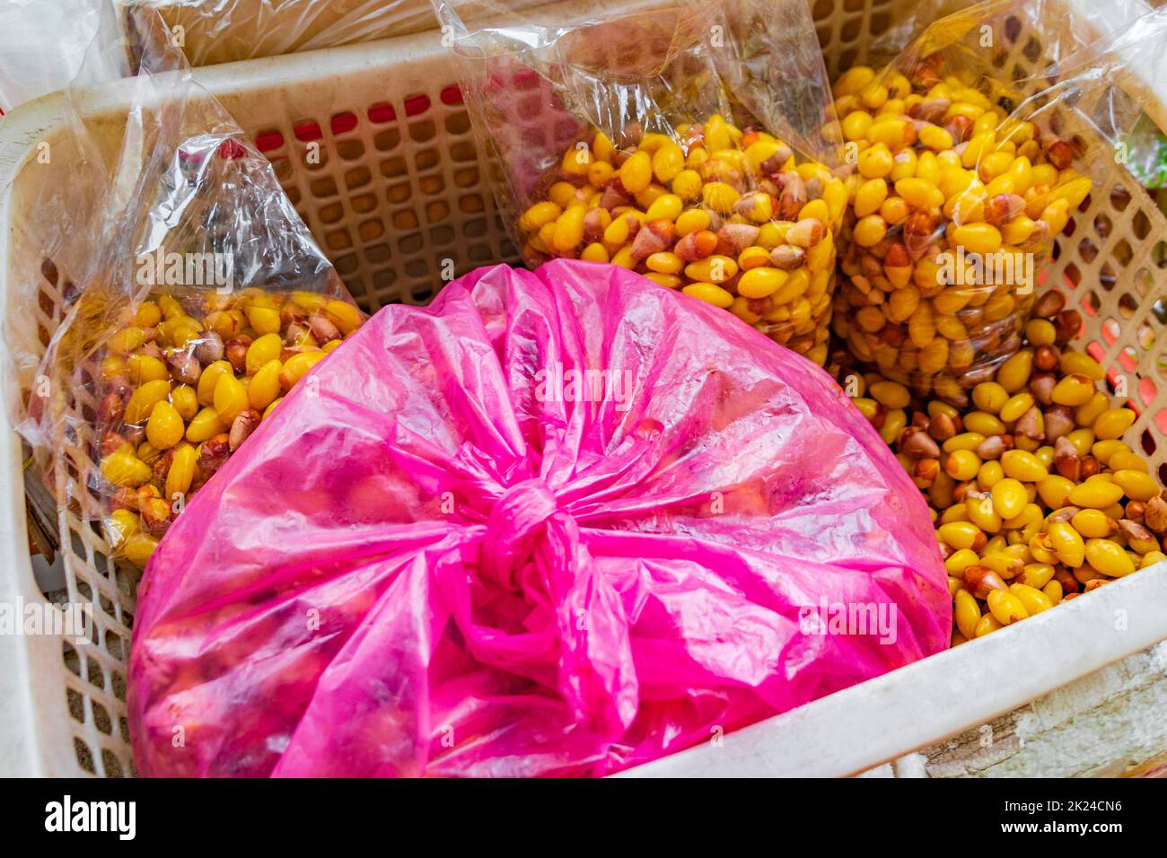 Süssen Ginkgo Biloba natürlicher Samen Ginkgo flavoneglycosides Thai Food Chinesische Küche auf dem Street Food Markt in China Town Bangkok Thailand. Stockfoto