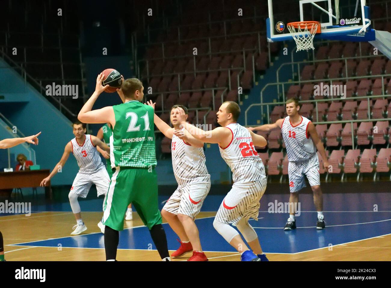 Orenburg, Russland - 13-16. Juni 2019: Männer spielen Basketball im interregionalen Finale der Amateur Basketball League im Wolga Federal District Stockfoto