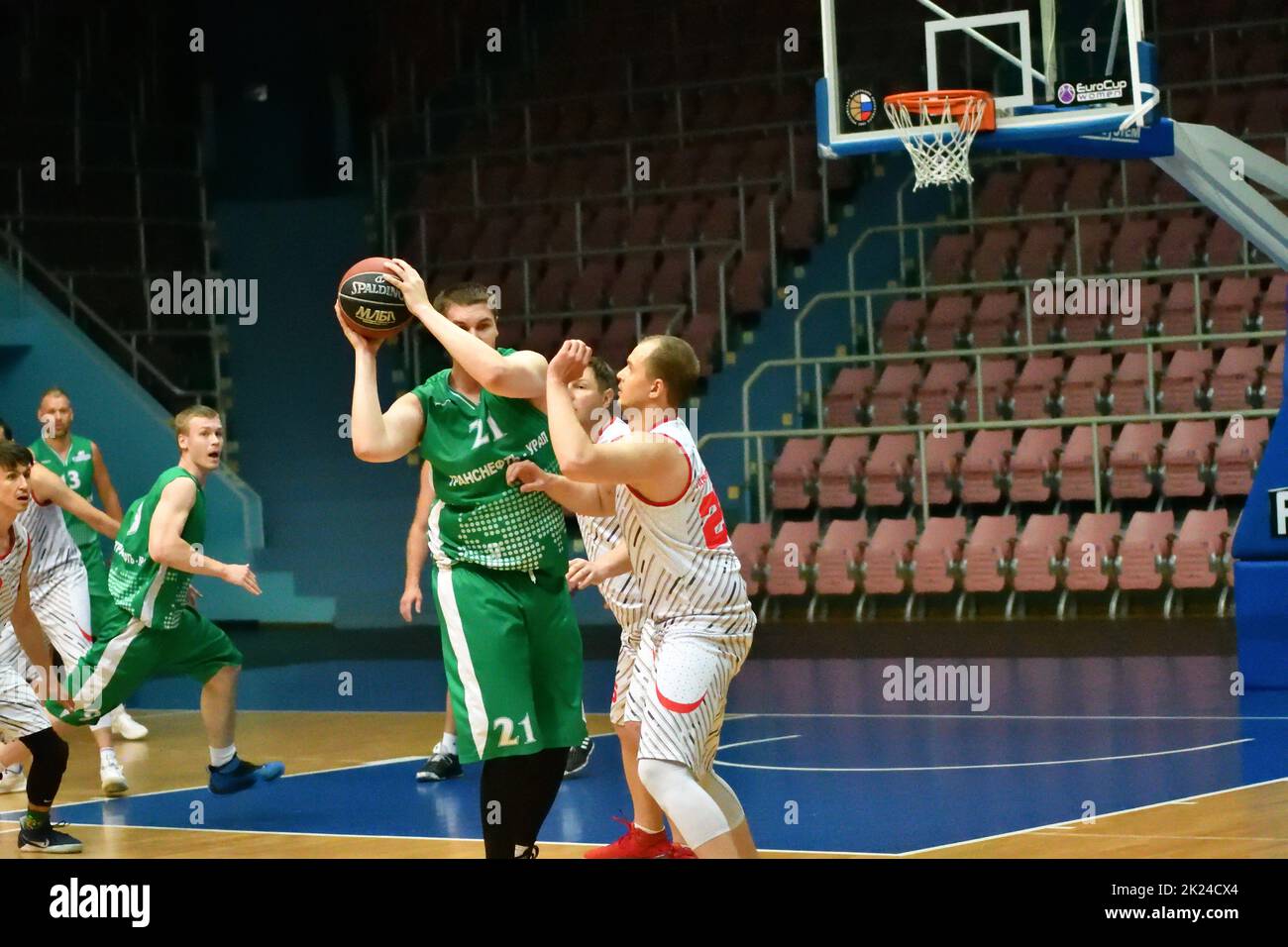 Orenburg, Russland - 13-16. Juni 2019: Männer spielen Basketball im interregionalen Finale der Amateur Basketball League im Wolga Federal District Stockfoto