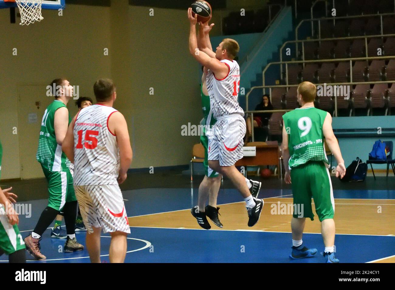 Orenburg, Russland - 13-16. Juni 2019: Männer spielen Basketball im interregionalen Finale der Amateur Basketball League im Wolga Federal District Stockfoto