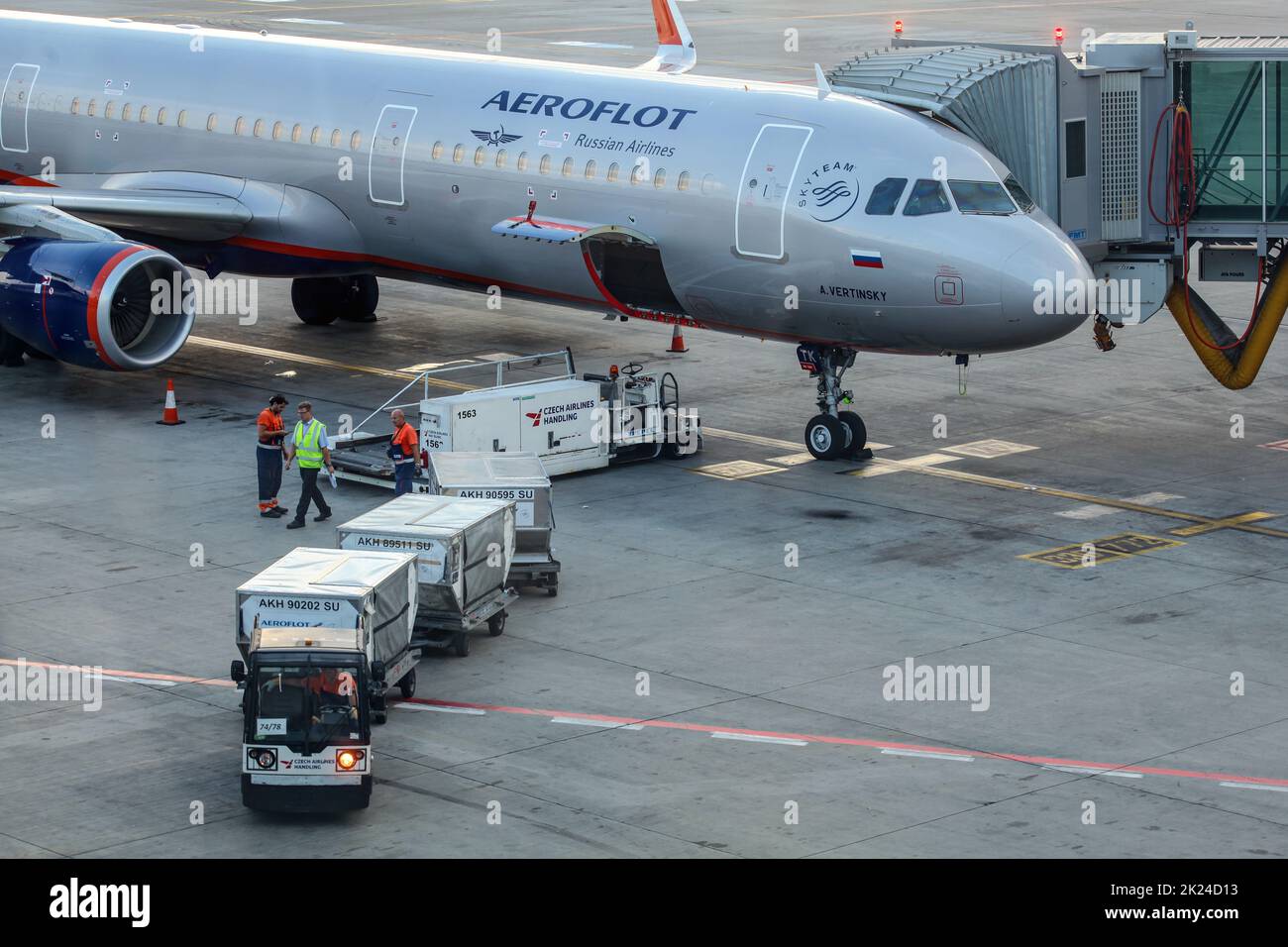 Prag, Tschechische Republik - 28. Juli 2018: Bodenpersonal laden Gepäck Fracht in Aeroflot Airbus A321 auf dem Flughafen Ruzyne, Vaclav Havel. F Stockfoto