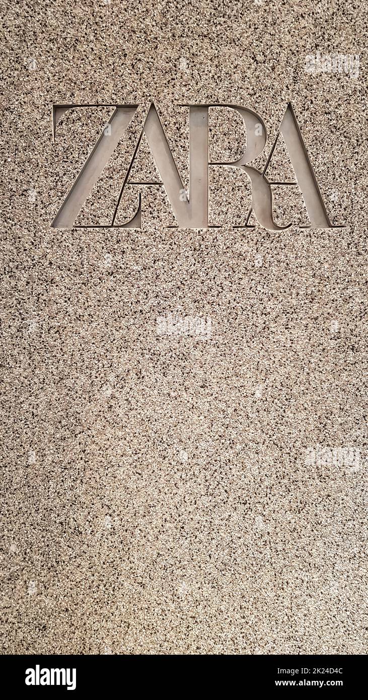 Neues Logo für eine Modemarke in einem Einkaufszentrum. Zara Store. Spanischer Händler für Bekleidung und Accessoires. Vertikale Fotografie als Hintergrundbild für Ihren p Stockfoto