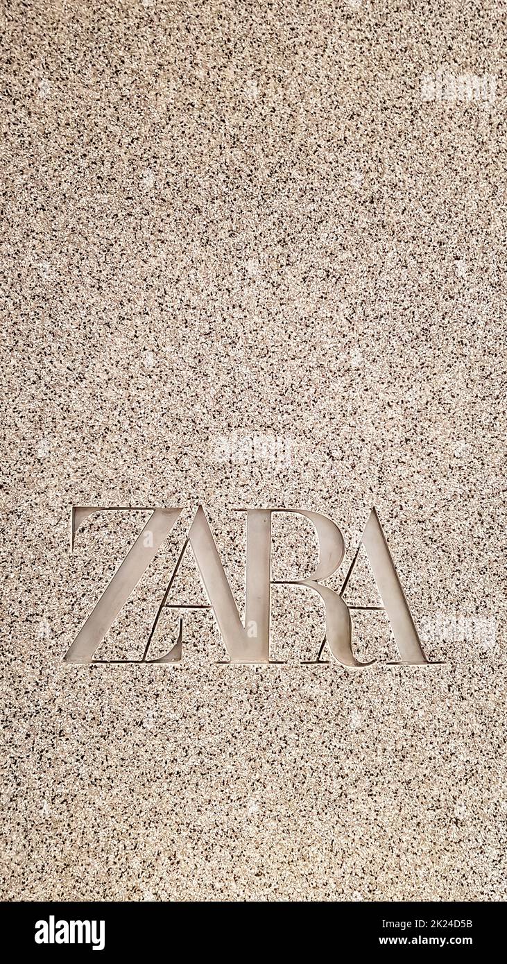 Neues Logo für eine Modemarke in einem Einkaufszentrum. Zara Store. Spanischer Händler für Bekleidung und Accessoires. Vertikale Fotografie als Hintergrundbild für Ihren p Stockfoto