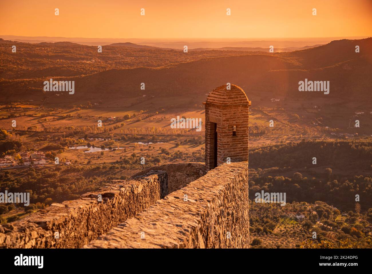 Das Fort und Castelo von Marvao in der Altstadt des Dorfes Marvao auf dem Hügel von Castelo de Marvao in Alentejo in Portugal. Portugal, Marvao, O Stockfoto