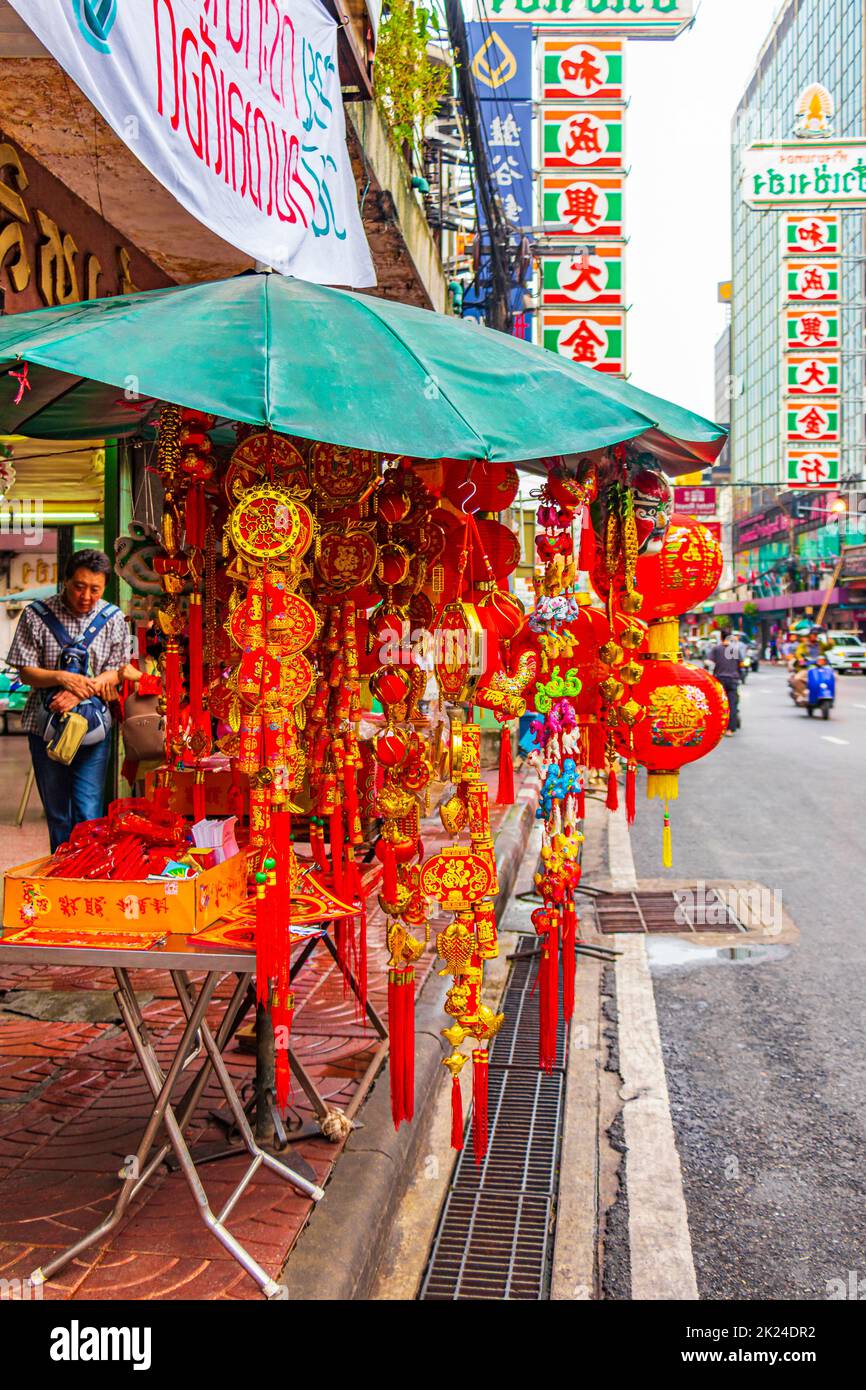 Bangkok Thailand 22. Mai 2018 Typische bunte Einkaufsstraßen voller Schilder Geschäfte und Menschen China Town an der Yaowarat Road Bangkok Thailand. Stockfoto