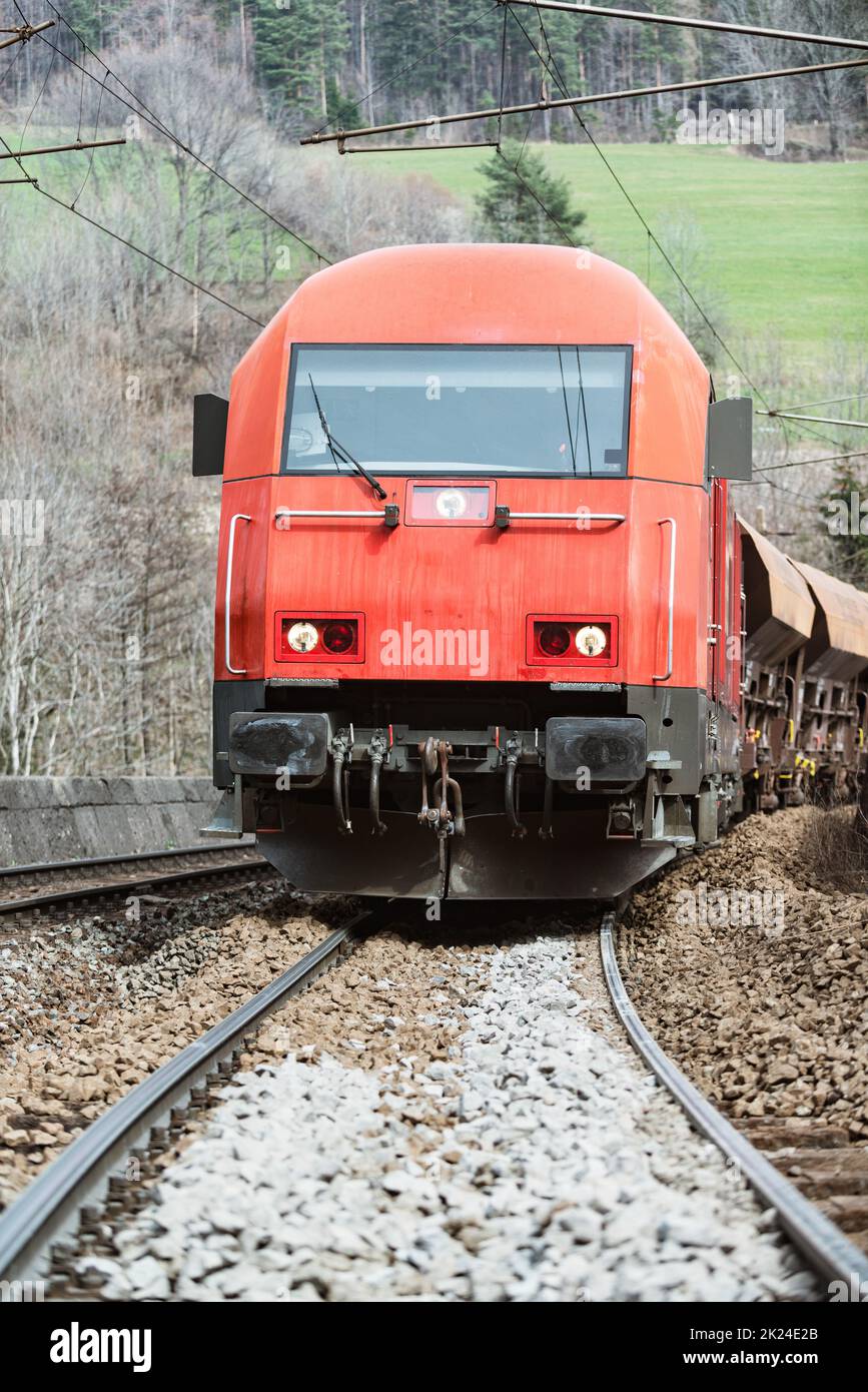 Ein Güterzug kommt auf meiner Strecke auf mich zu. Stockfoto