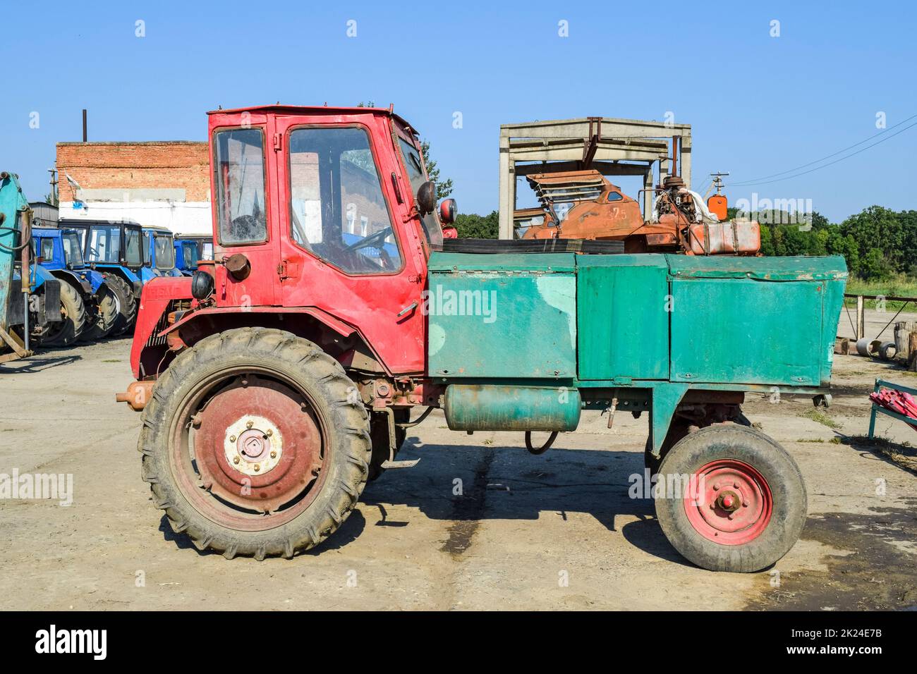 Russland, Temryuk - 15 Juli 2015: Landmaschinen Traktor. Traktor Bettler. Traktor mit den Körper. Das Bild war auf einem Parkplatz von Tra genommen Stockfoto
