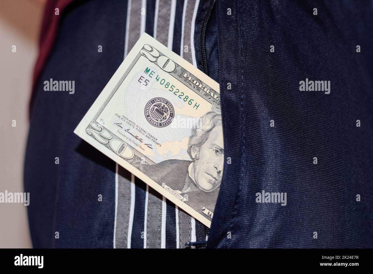 Ein Geldwad in der Hosentasche eines Mannes. Dollar in der Tasche. Stockfoto